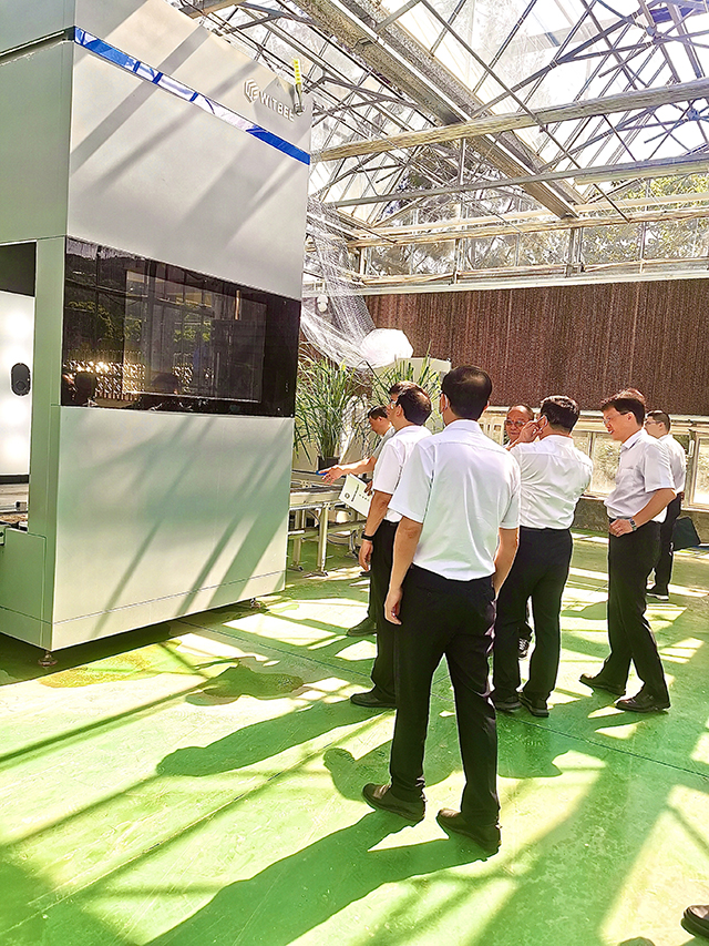 李建成副省長和謝華安院士等領(lǐng)導(dǎo)調(diào)研萬賓水稻表型分析平臺(圖3)
