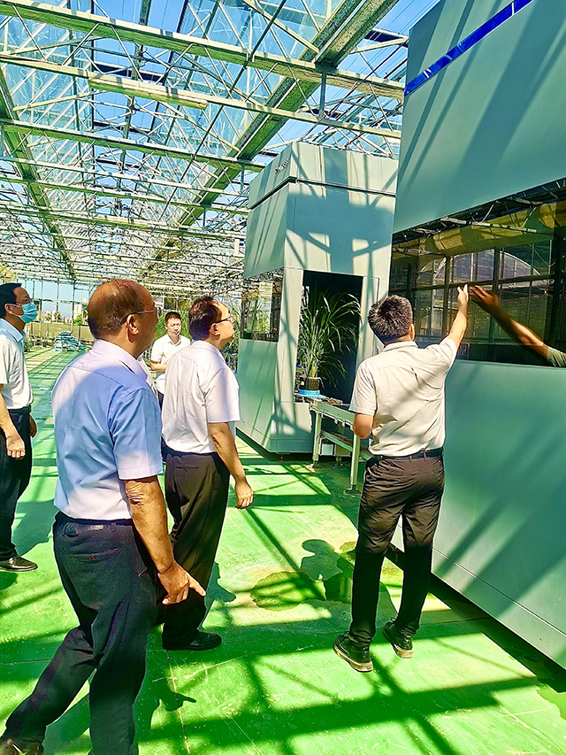 李建成副省長和謝華安院士等領(lǐng)導(dǎo)調(diào)研萬賓水稻表型分析平臺(圖2)